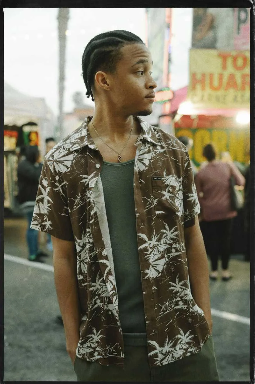 BRIXTON CHARTER SLUB S/S WOVEN - SEPIA UMBRELLA SCENE